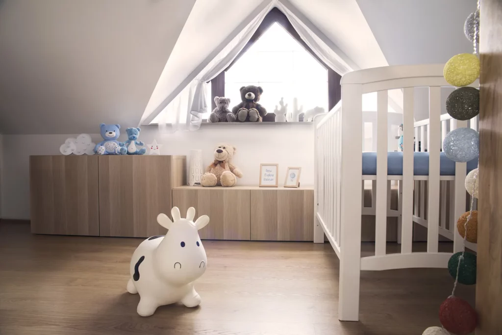 Chambre de bébé aménagée avec un lit à barreaux, des peluches et une décoration douce et lumineuse