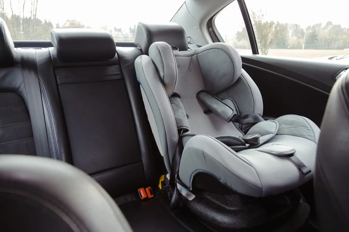 Siège auto bébé conforme à la norme i-Size installé à l’arrière d’une voiture