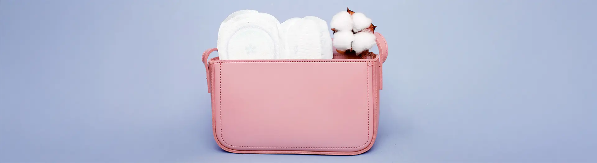 Trousse rose avec protections hygiéniques post-partum et coton pour jeunes mamans