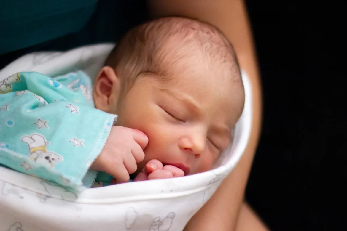 Nouveau-né endormi pendant que les parents s'occupent des démarches pour lui avoir son numéro de sécurité sociale.