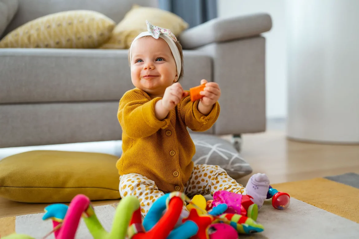 Une petite-fille joue seule avec des jouets de couleurs