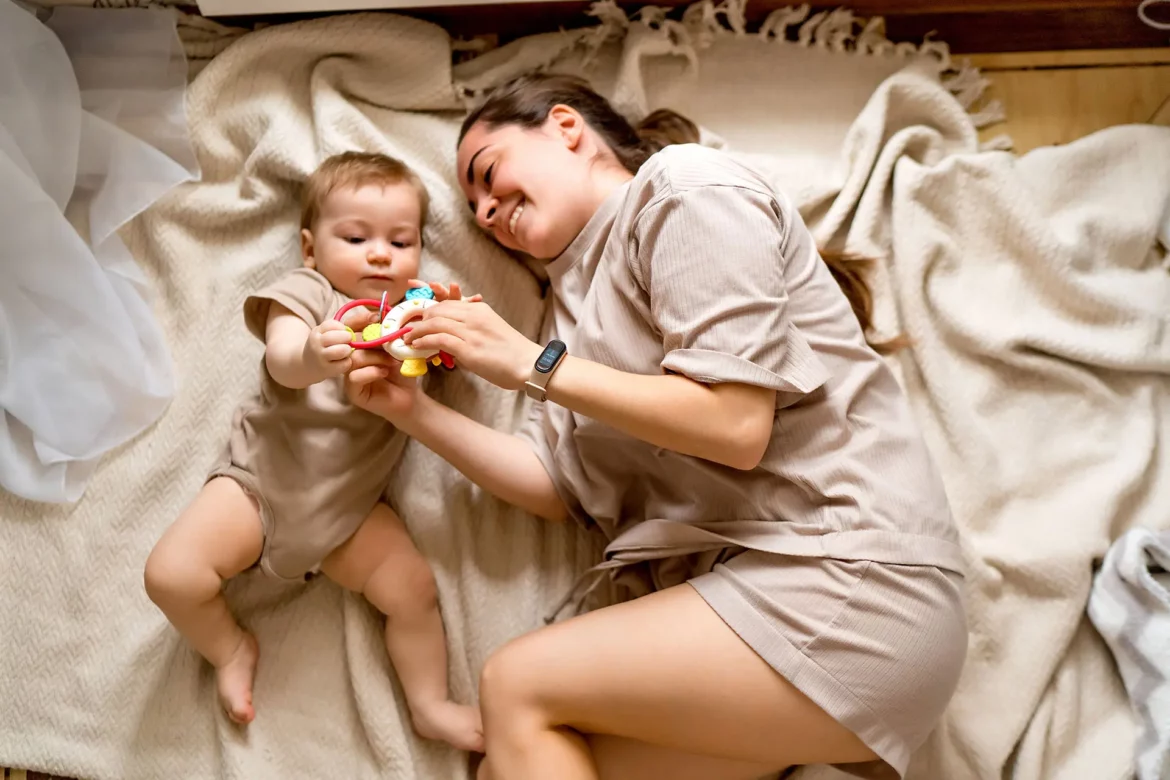 Jeune maman au foyer, en train de passer du temps avec son bébé