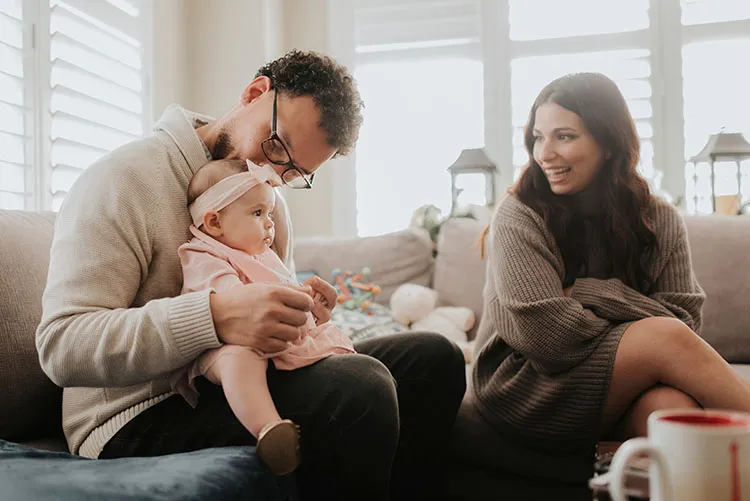 Jeune couple avec bébé profitent ensemble