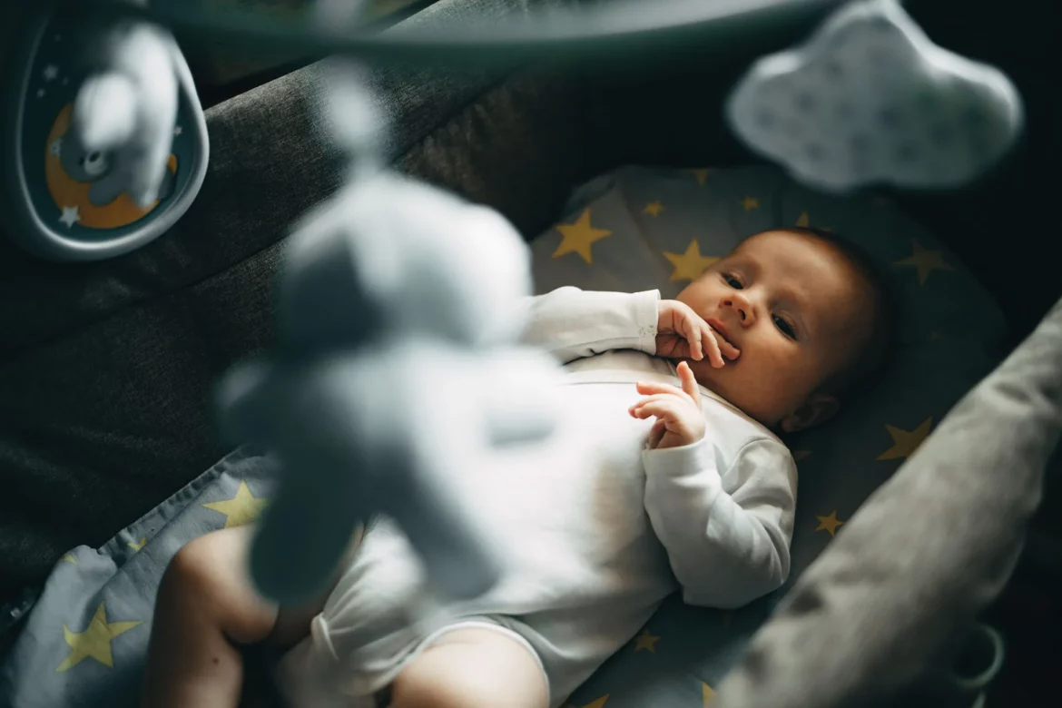 Bébé allongé dans un lit parapluie pour le sommeil en déplacement