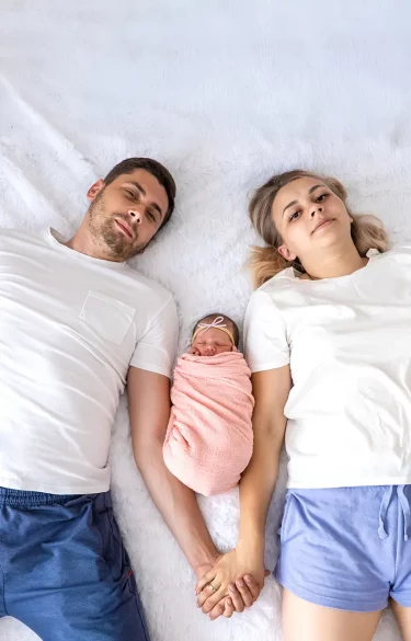 deux-parents-main-dans-la-main-avec-leur-petite-fille