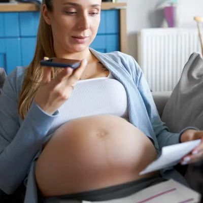 Future maman qui fait des démarches administratives