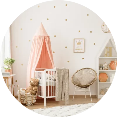 Parents qui préparent la future chambre de bébé.