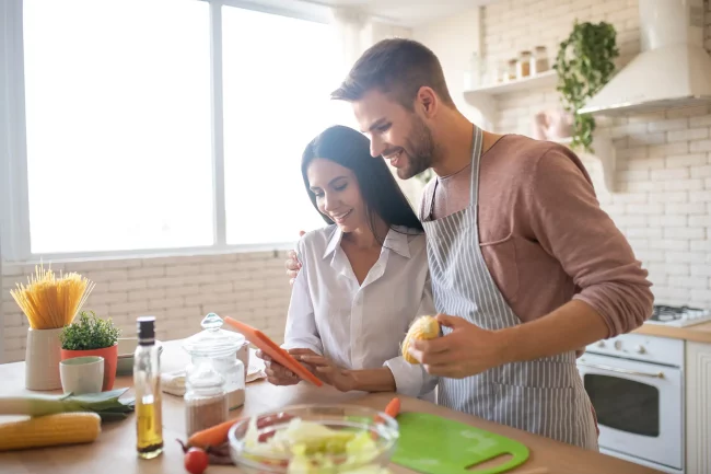jeunes-parents-qui-passent-un-moment-complice-en-cuisinant jeunes-parents-qui-passent-un-moment-complice-en-cuisinant