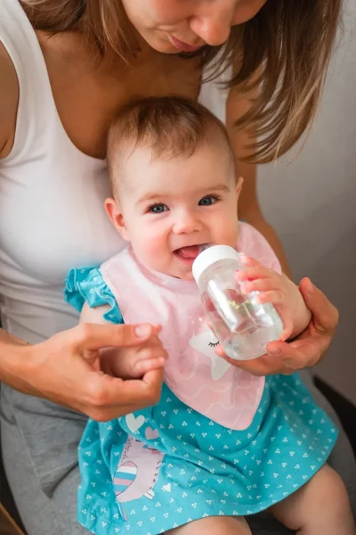 maman-qui-tient-sa-fille-et-la-fait-boire