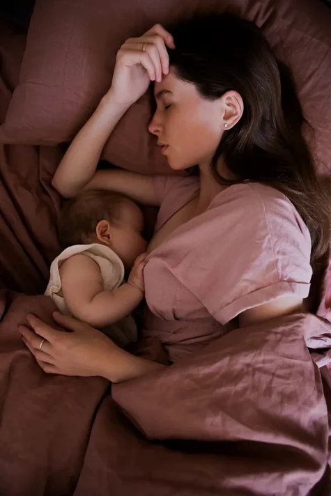 mere-qui-essaie-de-dormir-avec-bebe-qui-tete mere-qui-essaie-de-dormir-avec-bebe-qui-tete