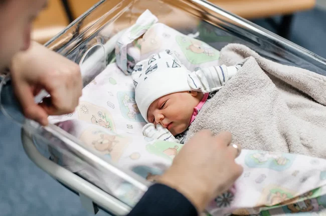 nouveau-ne-avec-son-papa-a-la-maternite