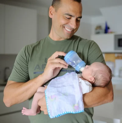 papa-qui-donne-le-biberon-a-son-nouveau-ne papa-qui-donne-le-biberon-a-son-nouveau-ne